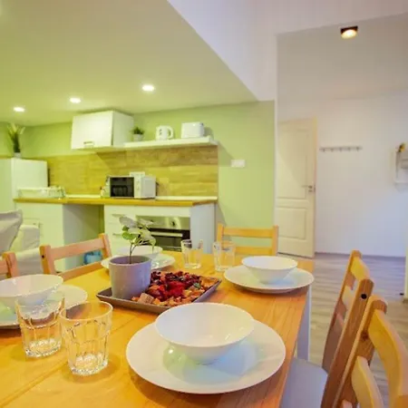 Apartmán Cosy 2 Bedroom Flat In Akacfa St., Sol Budapešť