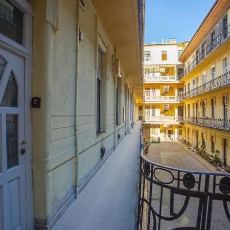 Cosy 2 Bedroom Flat In Akacfa St., Sol Apartment *