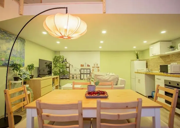 Cosy 2 Bedroom Flat In Akacfa St., Sol شقة *