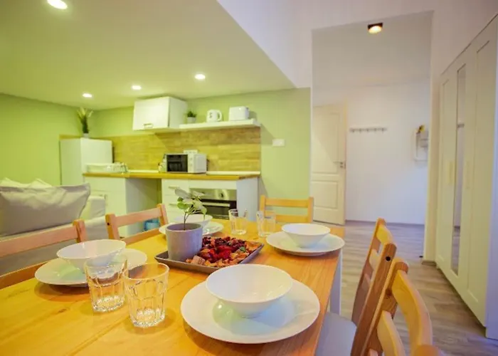 Apartment Cosy 2 Bedroom Flat In Akacfa St., Sol Budapest